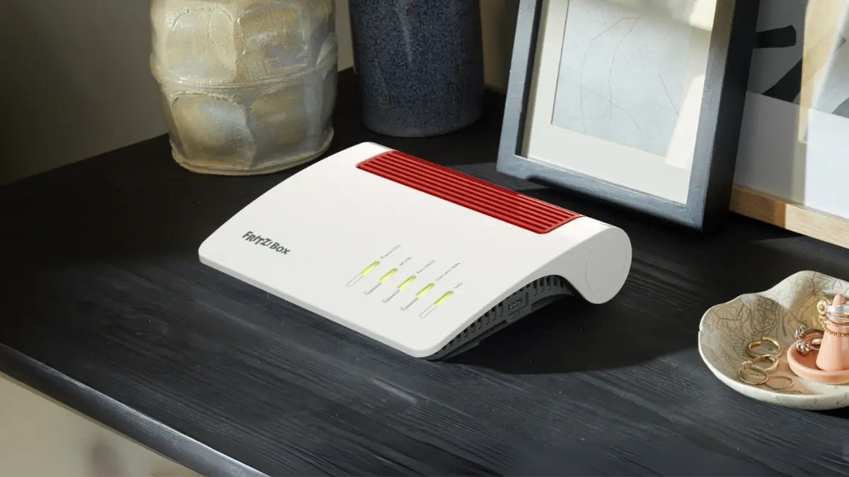 Fritz box Router steht auf Schreibtisch